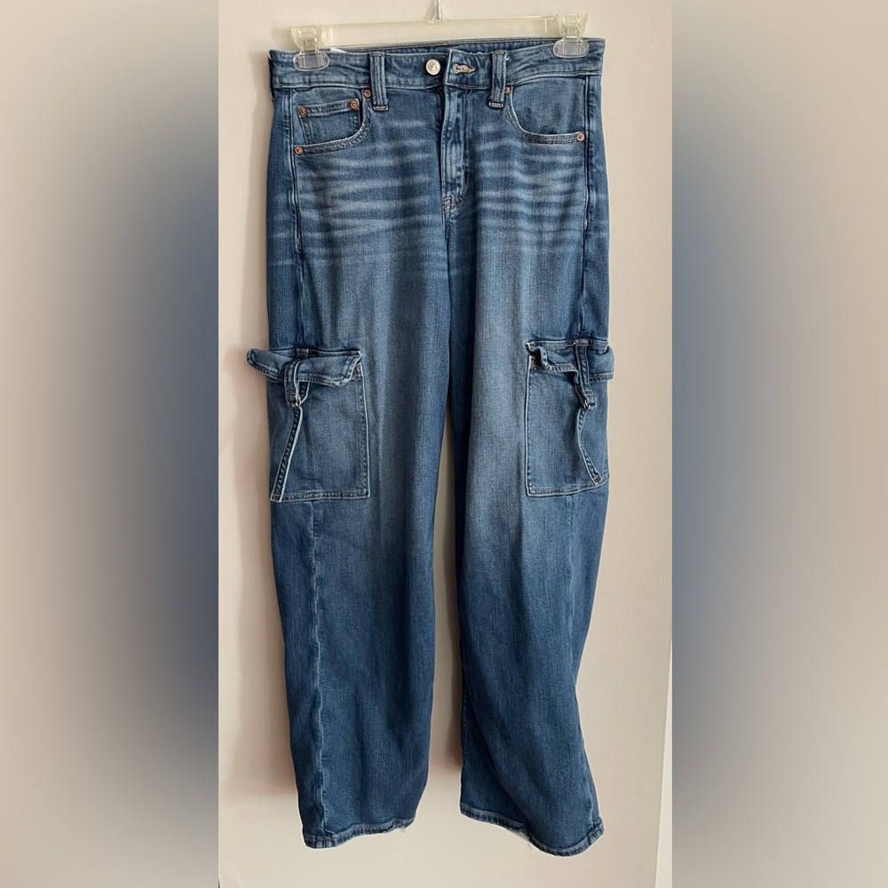 American Eagle. Size 4. Super high-rise baggy wide leg. 40” belt.